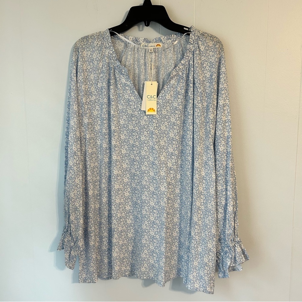 Women’s 2X C&C California Women's Blue‎ Floral Top. Lightweight.